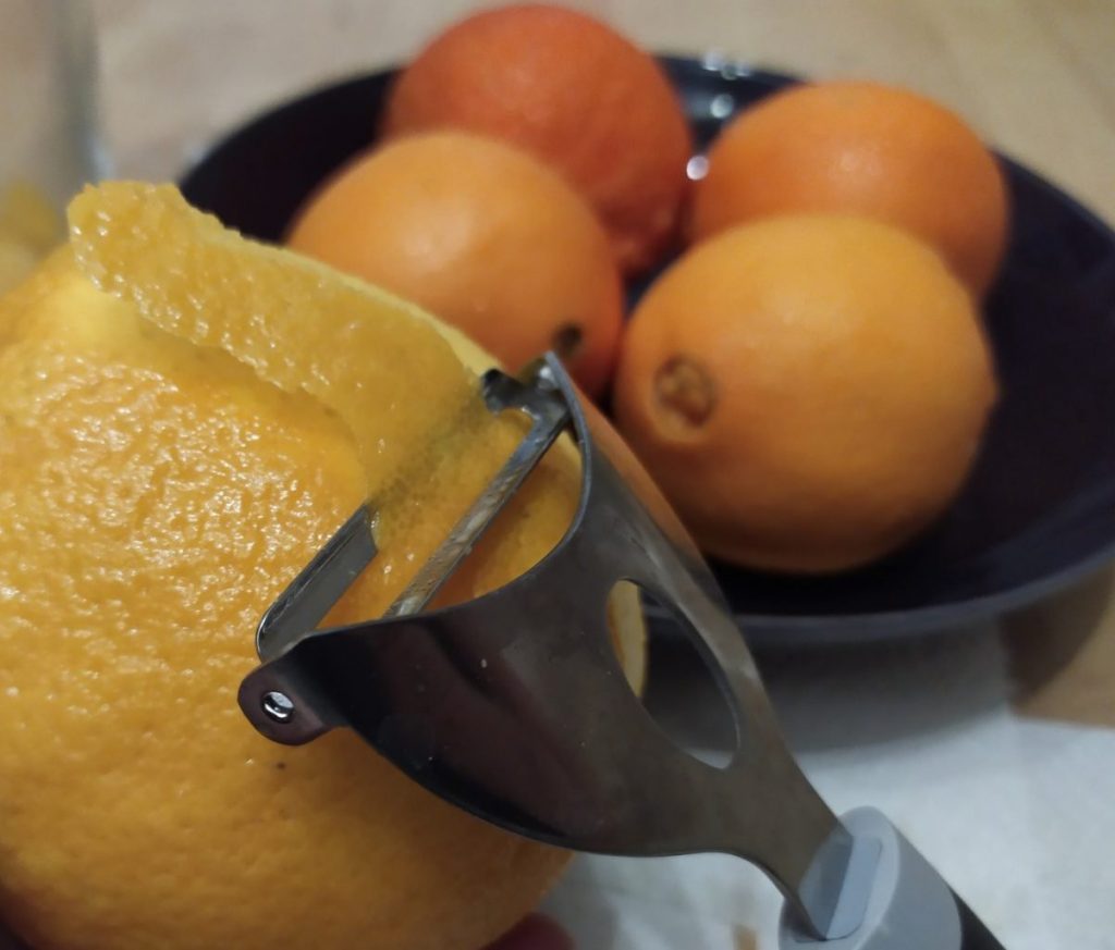 sbucciare arancia